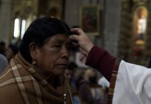 Celebraciรณn del Miรฉrcoles de Ceniza en la basรญlica menor de San Francisco en la ciudad de La Paz